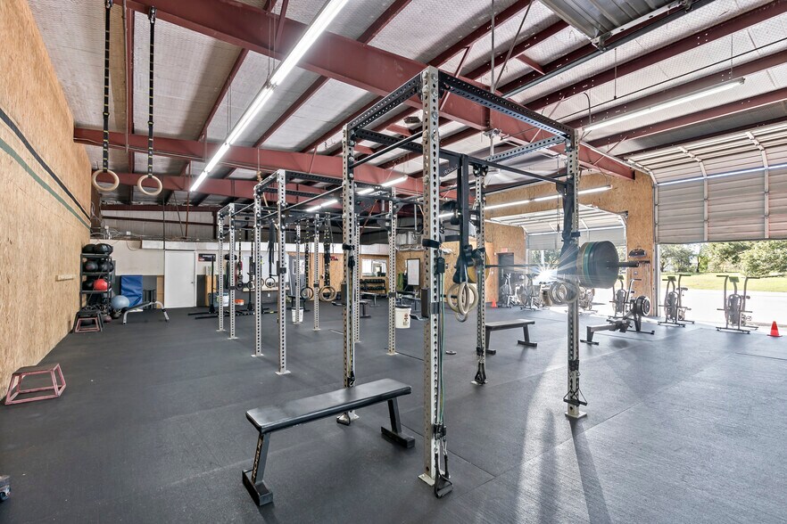 More Photos Of 410 W Carson St, Bryan Auto Repair For Sale