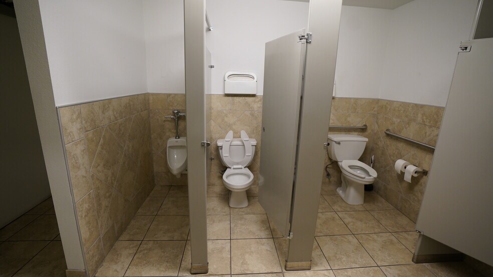 More Photos Of 731 Pilot Rd, Las Vegas Light Distribution For Lease