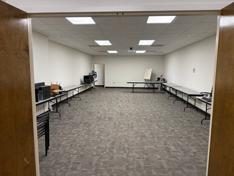 More Photos Of 1703-1705 Holbrook St, Greensboro Light Manufacturing For Sale