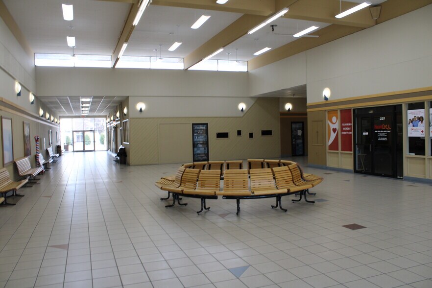 More Photos Of 201 N Victory Dr, Mankato General Retail For Lease