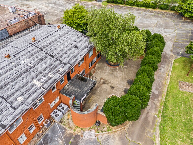 More Photos Of 1690 W English Rd, High Point Showroom For Sale