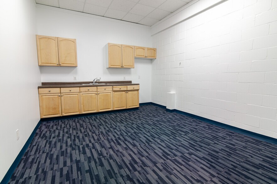 More Photos Of 2710 Lancaster Rd, Ottawa Warehouse For Sale