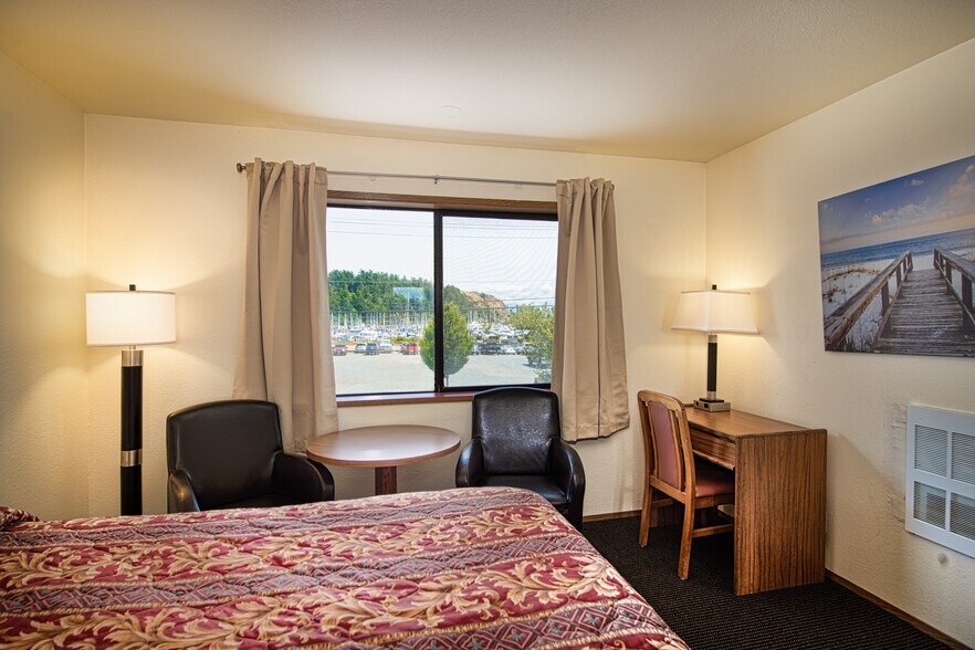 More Photos Of 906 9th St, Anacortes Hotel For Sale