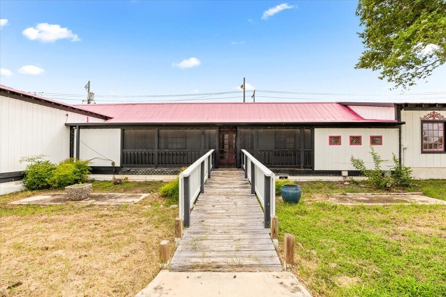 More Photos Of 918 10th St, Floresville Land For Lease