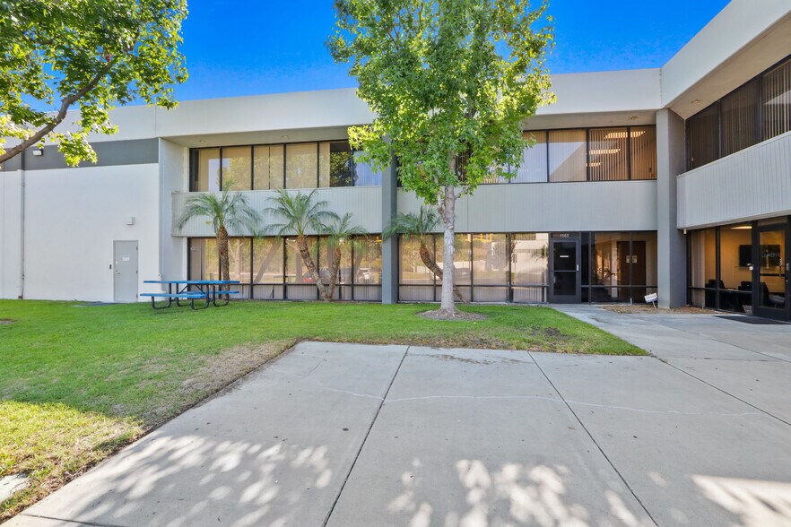 More Photos Of 1555-1565 S Sinclair St, Anaheim Light Manufacturing For Lease