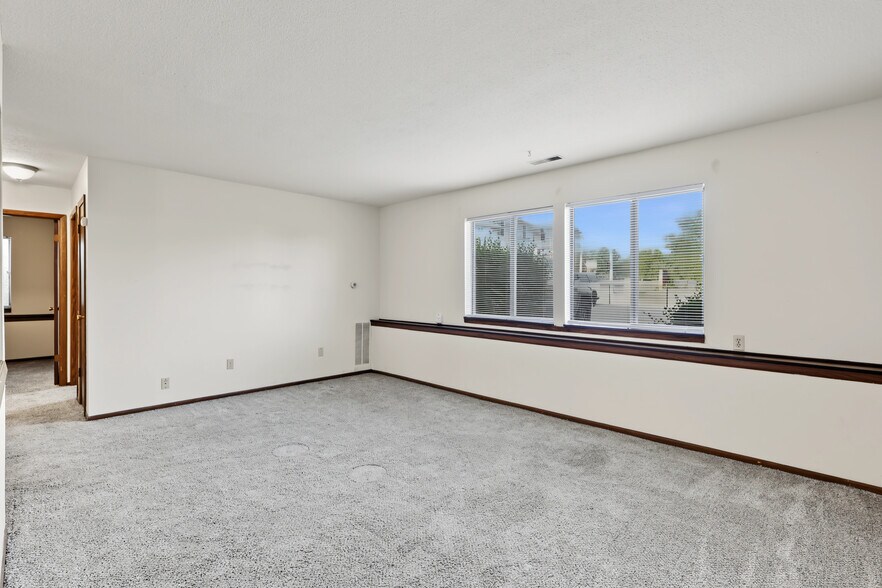 More Photos Of 5555 SW 9th St, Des Moines Apartments For Sale