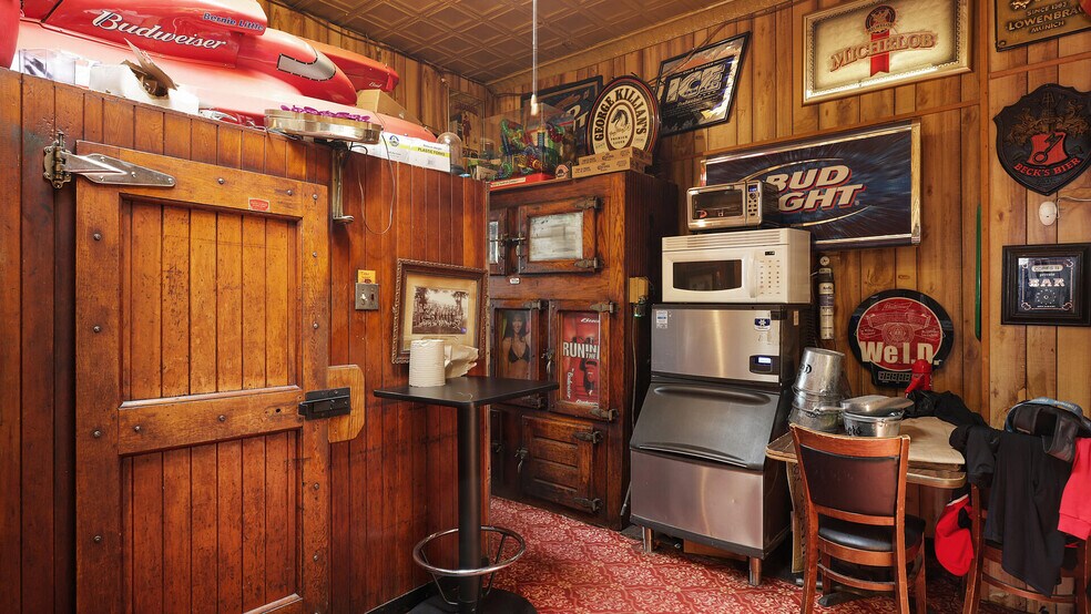 More Photos Of 45-47 Franklin St, Bloomfield Bar For Sale
