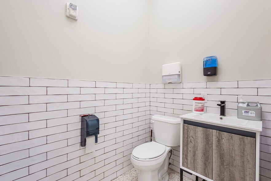 More Photos Of 2 Suffern Ln, Garnerville General Retail For Lease