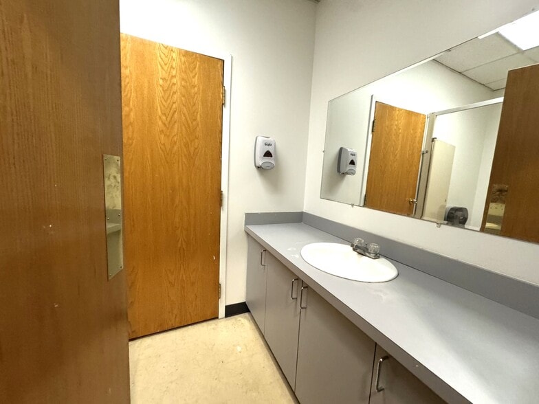 More Photos Of 4 Betty St, Everett Flex For Lease