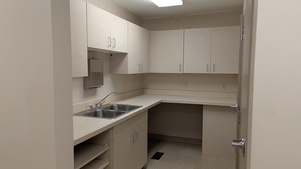 More Photos Of 139 Lewis Ave, Circleville Medical For Lease