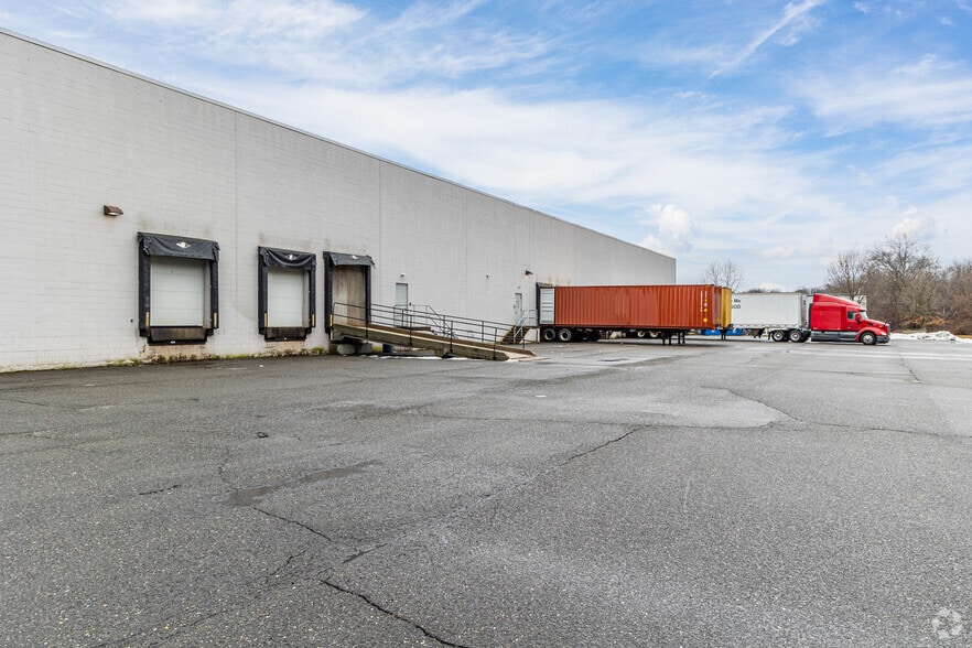 More Photos Of 700 Business Park Dr, Freehold Light Distribution For Lease