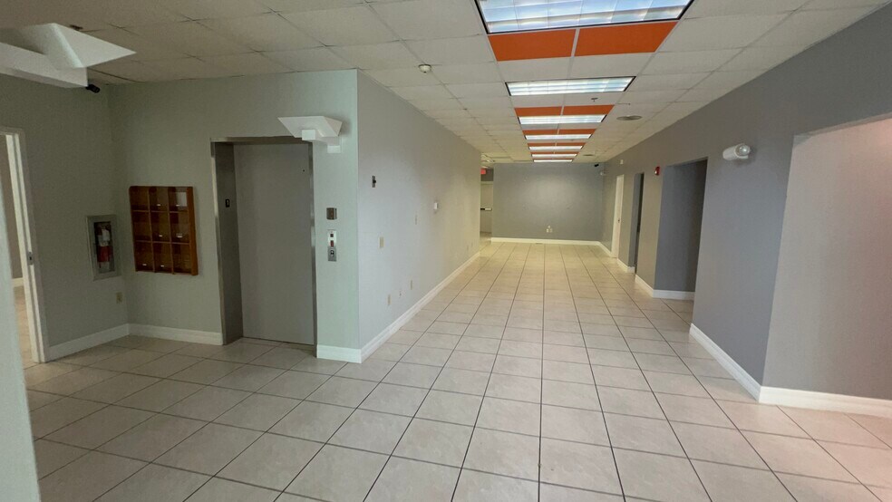 More Photos Of 4940 Bayline Dr, North Fort Myers Warehouse For Lease