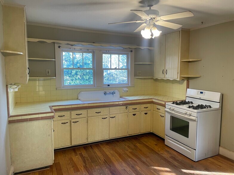 More Photos Of 1015 Canton St, Roswell General Retail For Sale