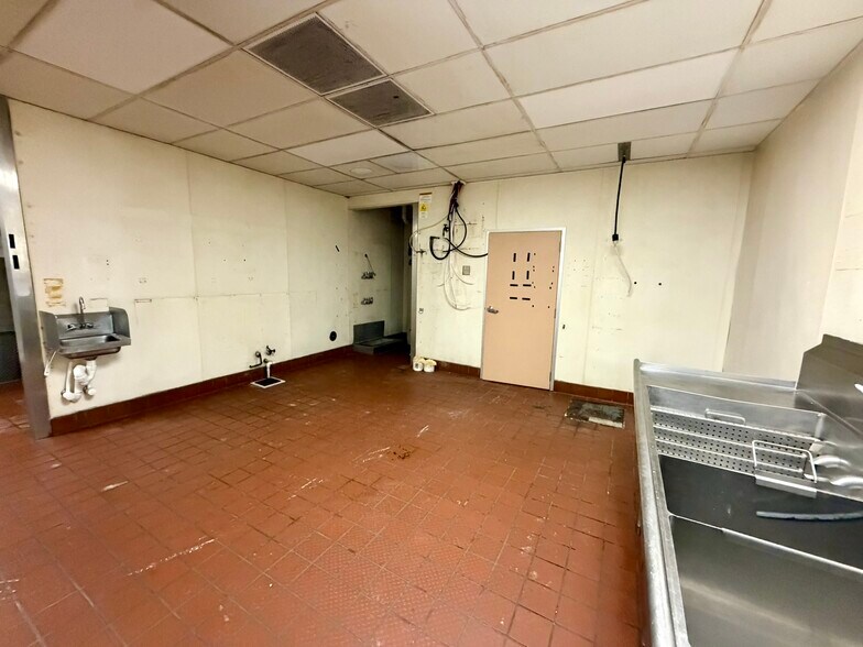 More Photos Of 18902 Northline Rd, Southgate Fast Food For Lease