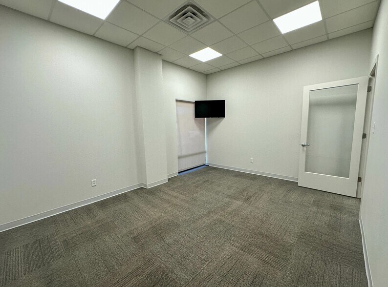 More Photos Of 1025 Oak St, Abilene Office For Lease