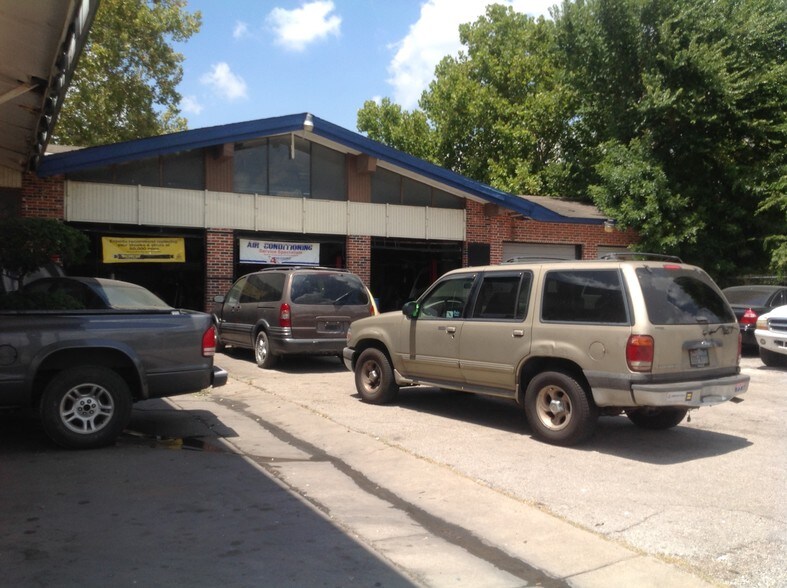 More Photos Of 2303 N Main St, Houston Service Station For Sale