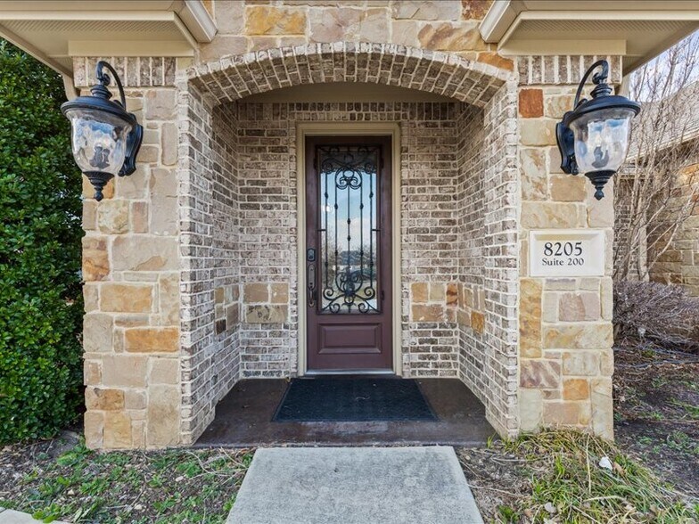 More Photos Of 8205 Mid Cities Blvd, North Richland Hills Office For Lease