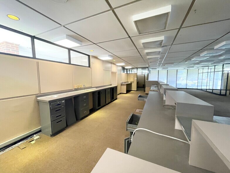 More Photos Of 1325 E Dublin Granville Rd, Columbus Bank For Sale