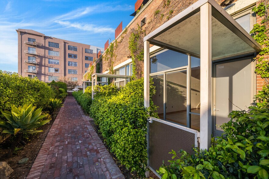 More Photos Of 1850 Industrial St, Los Angeles Apartments For Lease
