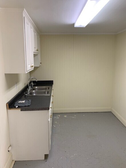 More Photos Of 545 Rutherford Rd, Greenville Showroom For Sale