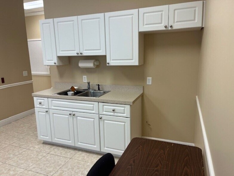 More Photos Of 9035 Americana Rd, Vero Beach Office For Sale