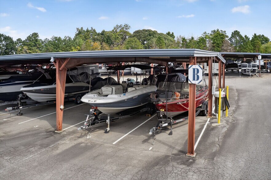 More Photos Of 6005 Lanier Islands Pkwy, Buford Self Storage For Sale