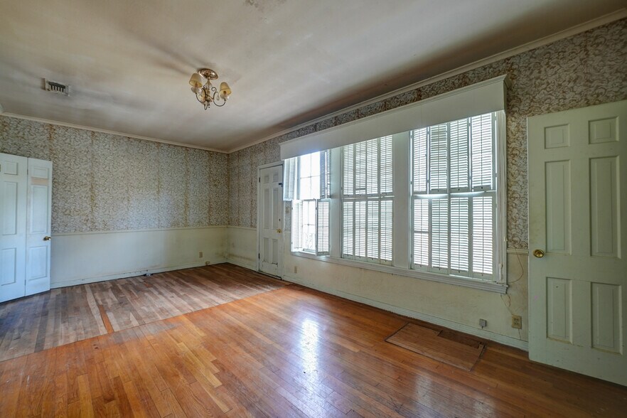 More Photos Of 12 Oak Hill Pl, Texarkana Office For Sale