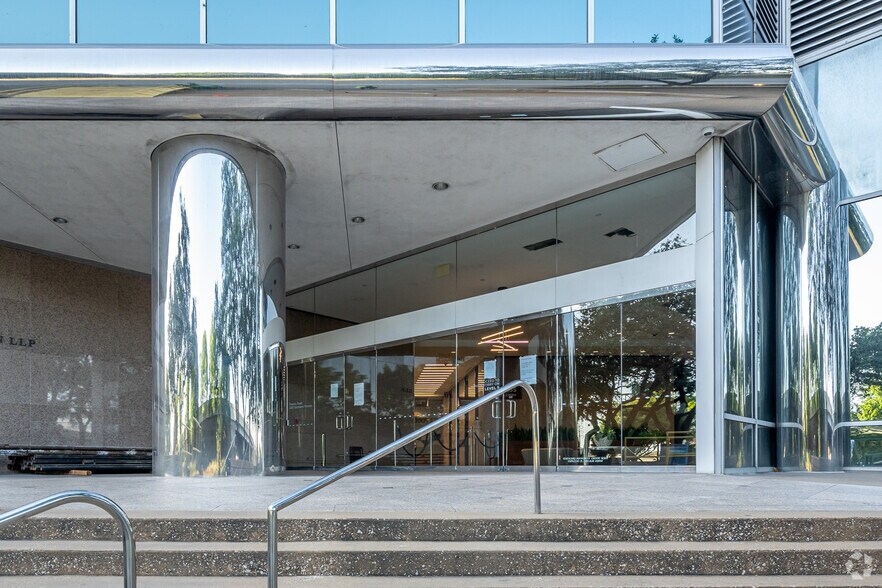 More Photos Of 3200 Southwest Fwy, Houston Office For Lease