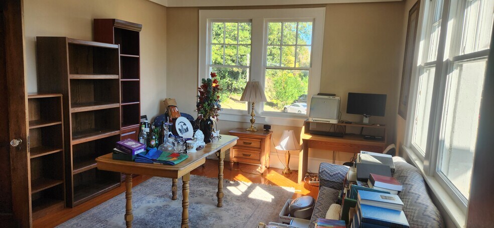 More Photos Of 303 W Trade St, Dallas Office For Sale