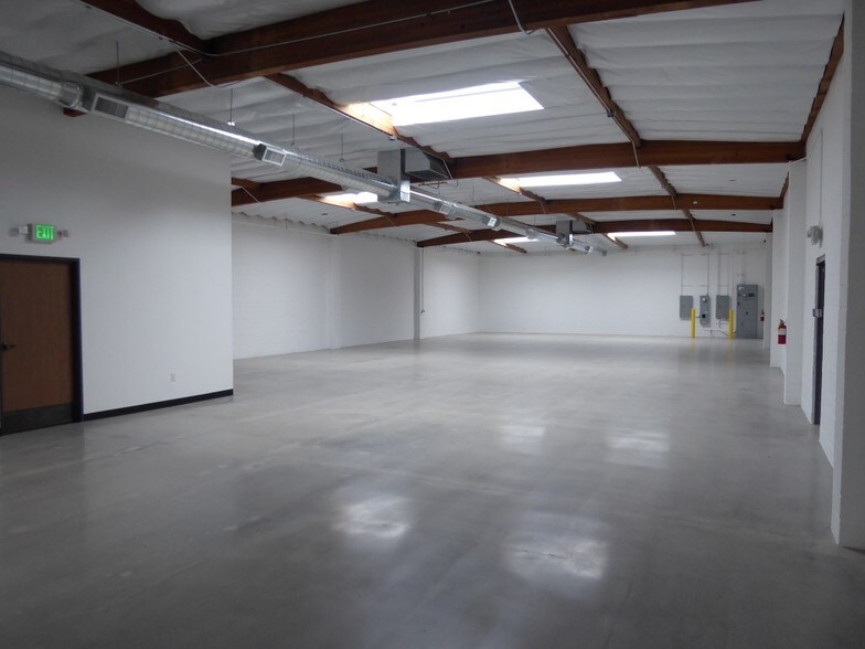 More Photos Of 632 Thompson Ave, Glendale Warehouse For Lease