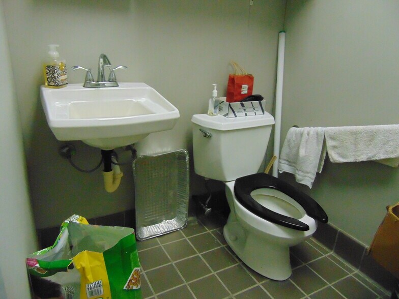 More Photos Of 15390 Gratiot Ave, Detroit Storefront For Sale