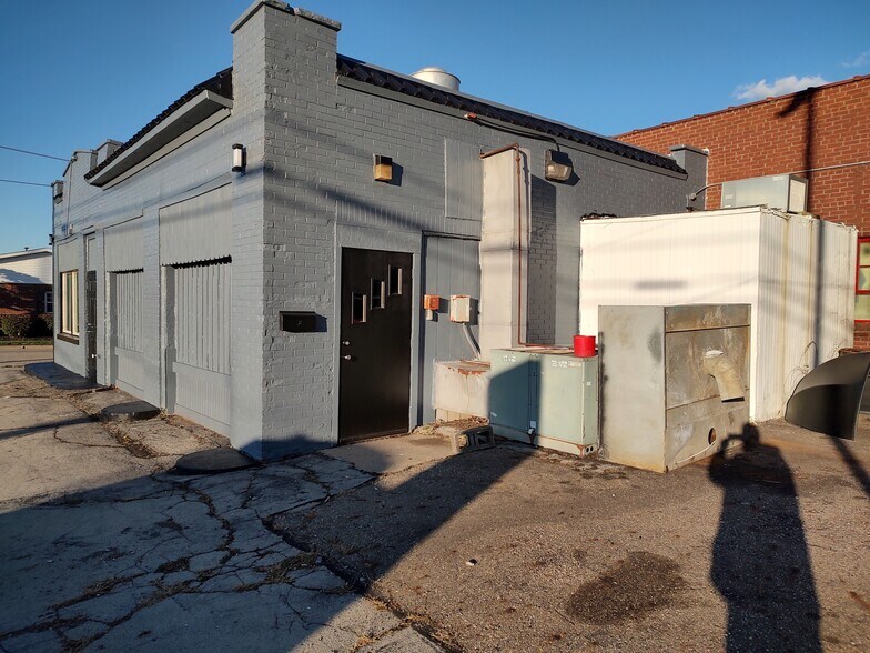 More Photos Of 2106 S Union Ave, Alliance Freestanding For Sale