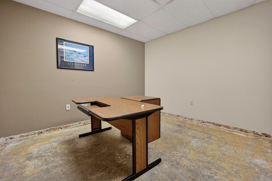 More Photos Of 1400 N Kennedy Ave, Shawnee Office For Sale