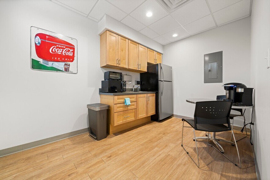 More Photos Of 288 S River Rd, Bedford Medical For Lease