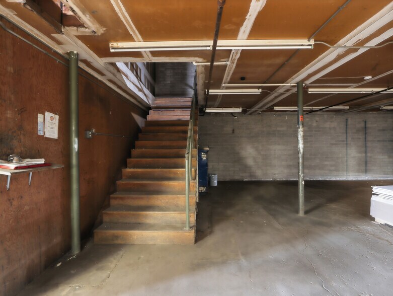 More Photos Of 5340-5346 W Glendale Ave, Glendale Freestanding For Lease