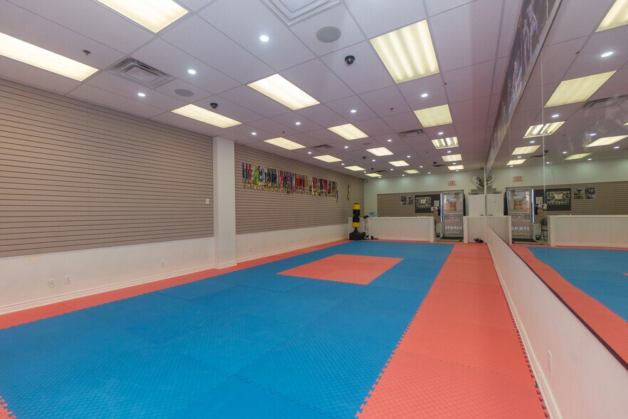 More Photos Of 3045 Southcreek Rd, Mississauga Showroom For Sale