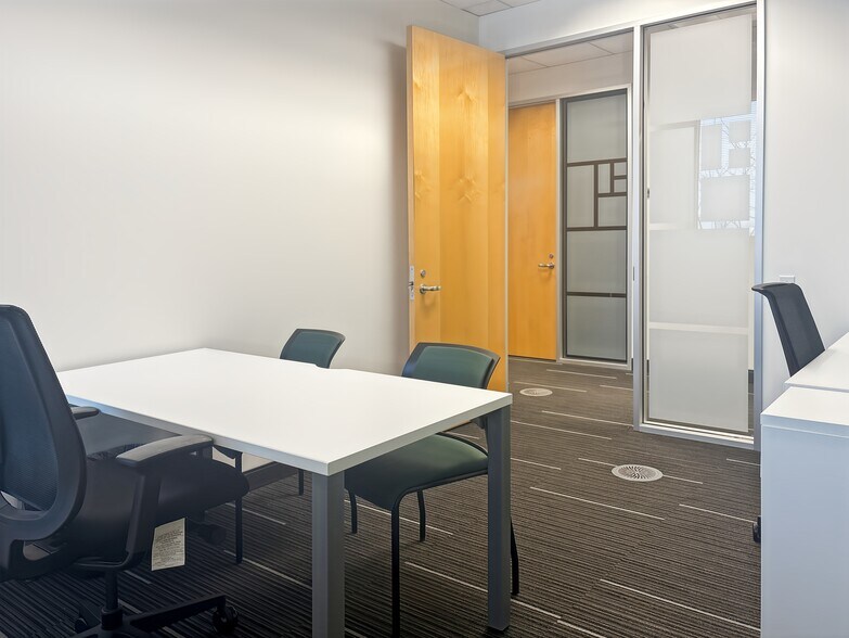 More Photos Of 10 N Martingale Rd, Schaumburg Coworking Space