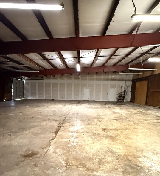 More Photos Of 2911 Douglas Dr, Bossier City Light Distribution For Lease