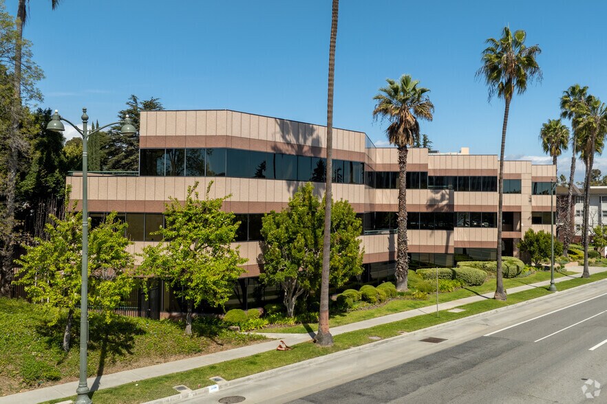 More Photos Of 4601 Wilshire Blvd, Los Angeles Loft Creative Space For Lease