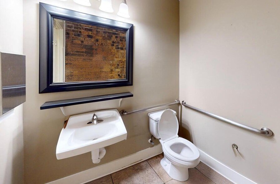 More Photos Of 108 S Palafox St, Pensacola Storefront For Lease