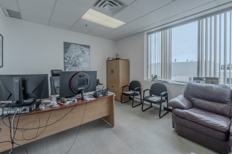 More Photos Of 9081-9101 Rue du Parcours, Montréal Warehouse For Sale