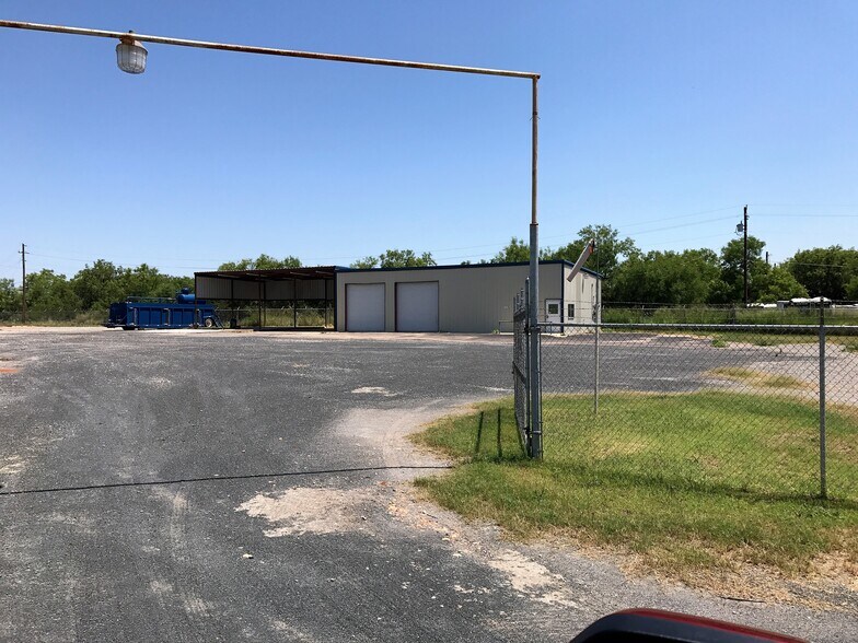 More Photos Of 211 Fm 1581, Pearsall Warehouse For Lease