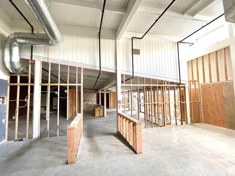 More Photos Of 2520 Santa Monica Blvd, Santa Monica Storefront For Lease