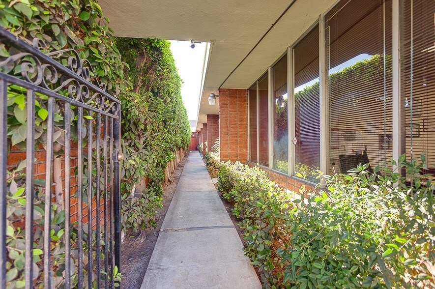More Photos Of 8512 Whitworth Dr, Los Angeles Loft Creative Space For Lease