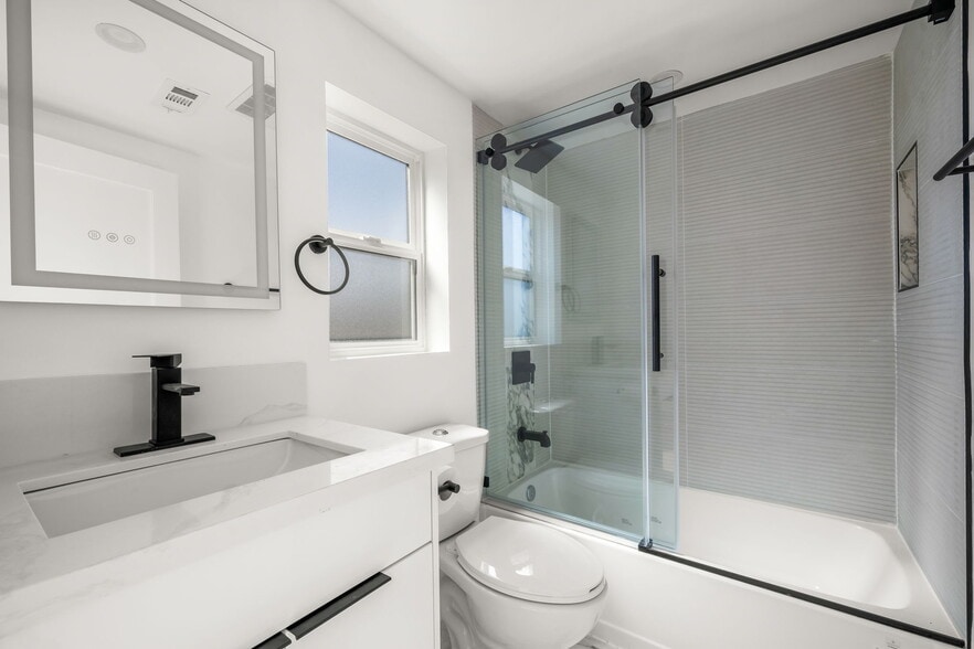 More Photos Of 1933 Magnolia Ave, Los Angeles Apartments For Sale