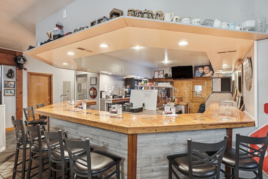 More Photos Of 4020 E Old US 30, Hamlet Restaurant For Sale