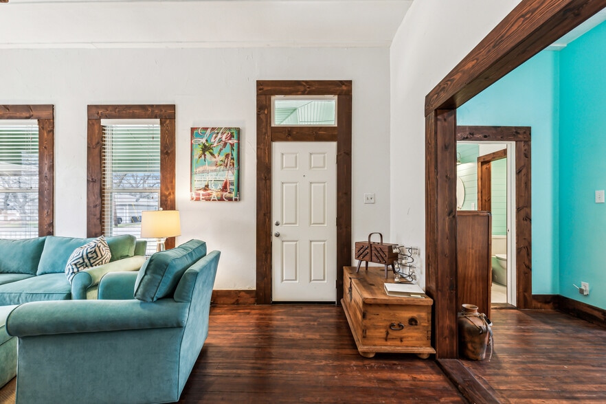 More Photos Of 512 N Travis St, Granbury Hospitality For Sale