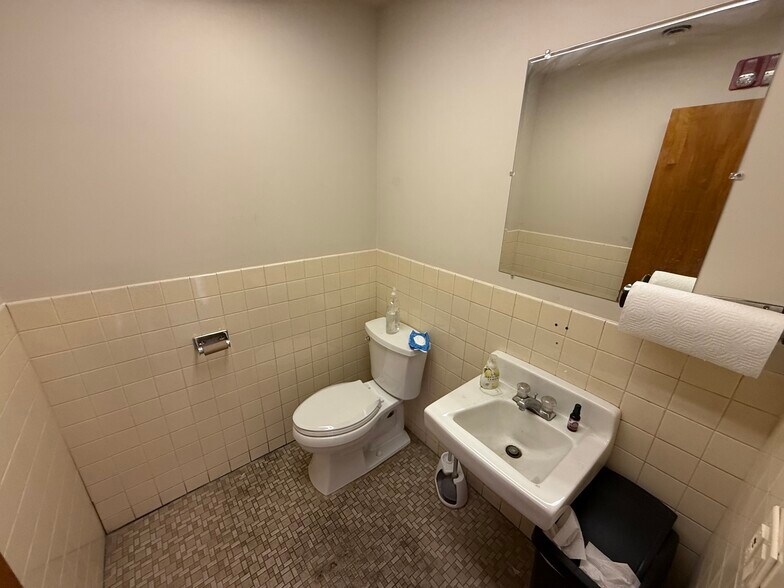 More Photos Of 121 Friends Ln, Newtown Showroom For Lease