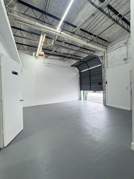 More Photos Of 1001-1099 NE 45th St, Fort Lauderdale Storefront For Lease