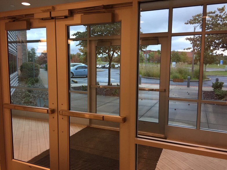 More Photos Of 187 Northpointe Blvd, Freeport Research And Development For Lease